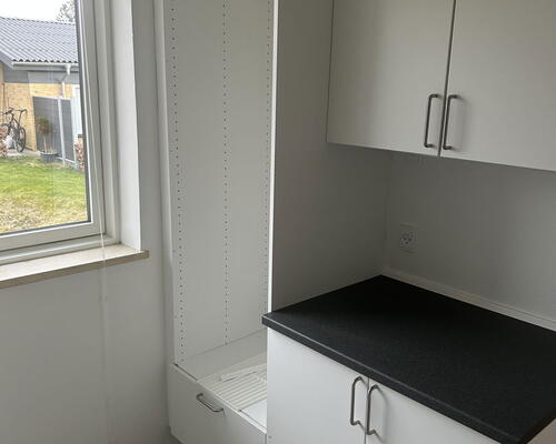 Lyst 2-værelses rækkehus i ét plan med privat terrasse, parkering og ladestander