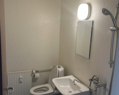 Velindrettet 2-værelses på 46 m2 med separat køkken – parkering og ladestander