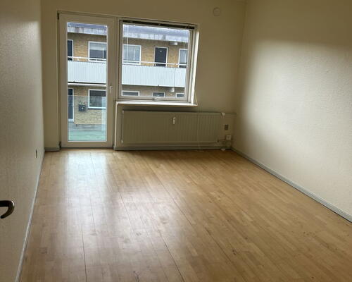 Velindrettet 2-værelses på 46 m2 med separat køkken – parkering og ladestander