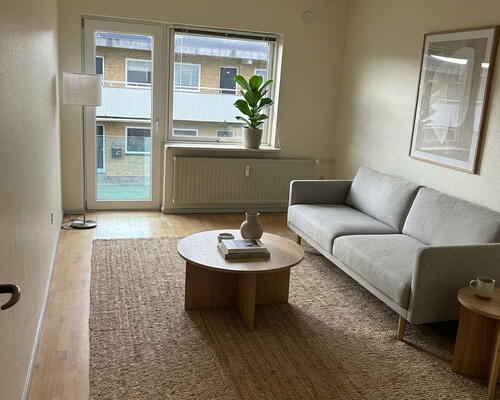 Velindrettet 2-værelses på 46 m2 med separat køkken – parkering og ladestander