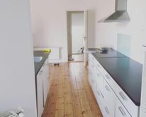 Stor lejlighed i 2 plan