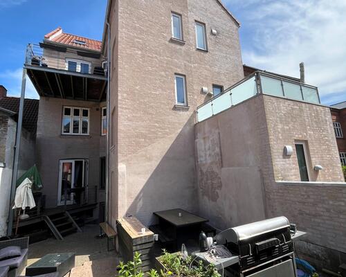 Stor lejlighed i 2 plan