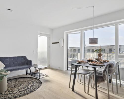 Dejlig 3-vær. lejlighed på 1. sal med egen privat altan i Aarhus N.