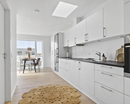 Dejlig 3-vær. lejlighed på 1. sal med egen privat altan i Aarhus N.