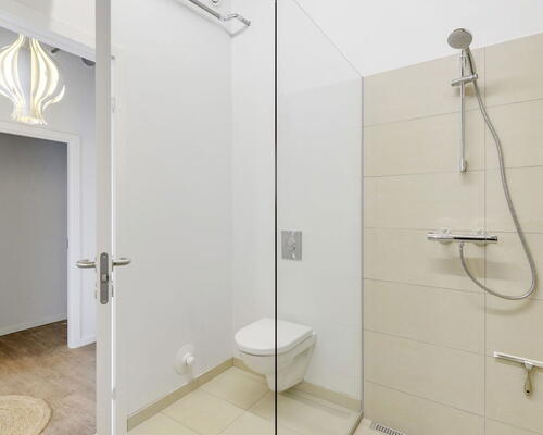 New Yorker-inspireret 2-værelses på 73 m2 i Aalborg Vestby – glasvæg, elevator og fuldt udstyret køkken