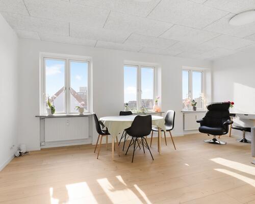 Flot renoveret 3-værelses lejlighed i centrum