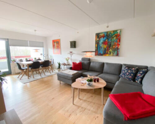 Lys og hyggelig 2-værelses lejlighed med terrasse