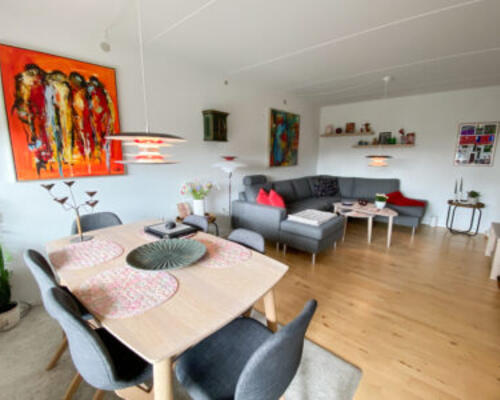 Lys og hyggelig 2-værelses lejlighed med terrasse