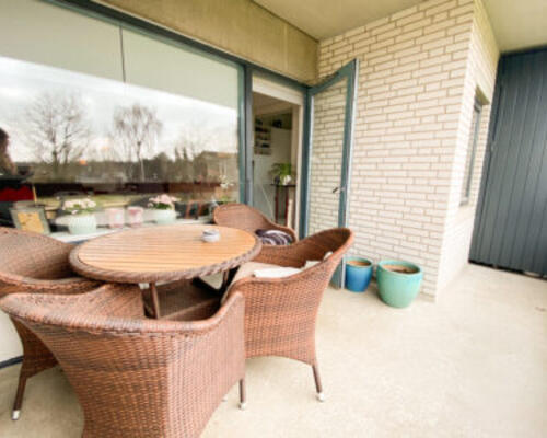 Lys og hyggelig 2-værelses lejlighed med terrasse