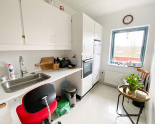 Lys og hyggelig 2-værelses lejlighed med terrasse