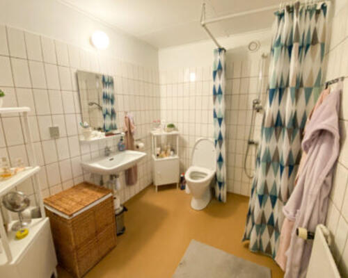 Lys og hyggelig 2-værelses lejlighed med terrasse