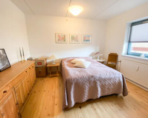 Lys og hyggelig 2-værelses lejlighed med terrasse