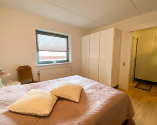 Lys og hyggelig 2-værelses lejlighed med terrasse