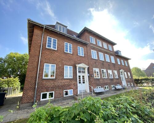 Lys 2 værelses lejlighed med altan i Nyborg