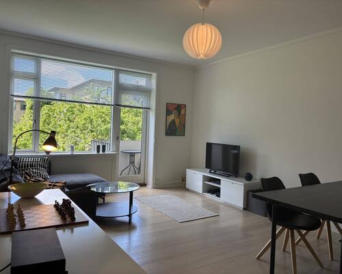 Skøn møbleret lejlighed med altan | Hellerup