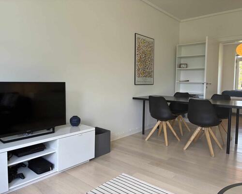 Skøn møbleret lejlighed med altan | Hellerup