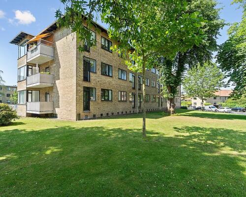 Skøn møbleret lejlighed med altan | Hellerup