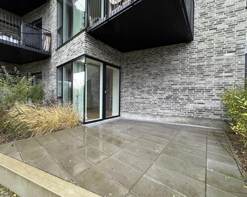 Lys og moderne seniorbolig med skøn terrasse i Odense M