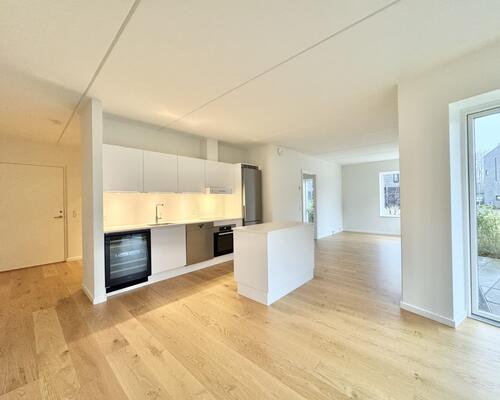 Lys og moderne seniorbolig med skøn terrasse i Odense M