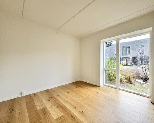 Lys og moderne seniorbolig med skøn terrasse i Odense M