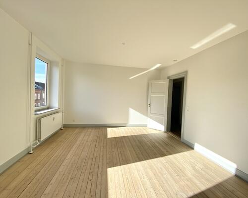 Lys og rummelig 3 værelses lejlighed i Odense C