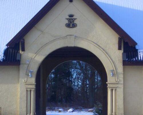 Markant bolig nær Vejlø Strand, med mulighed for stald og ridebane