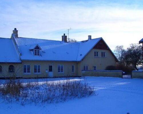 Markant bolig nær Vejlø Strand, med mulighed for stald og ridebane