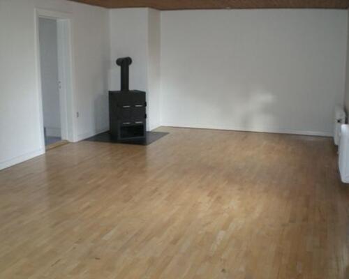 Markant bolig nær Vejlø Strand, med mulighed for stald og ridebane