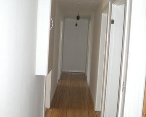 Markant bolig nær Vejlø Strand, med mulighed for stald og ridebane