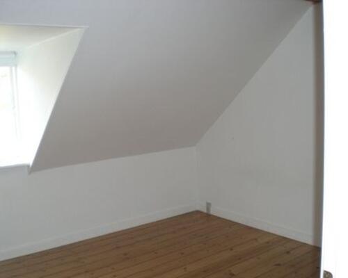 Markant bolig nær Vejlø Strand, med mulighed for stald og ridebane