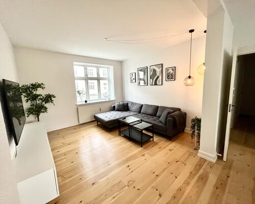 Indbydende stuelejlighed med lys og god atmosfære