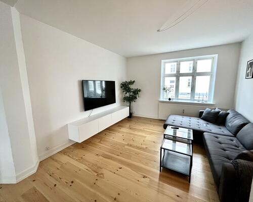 Indbydende stuelejlighed med lys og god atmosfære