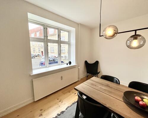 Indbydende stuelejlighed med lys og god atmosfære