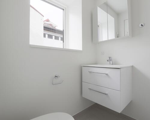 Lys moderne lejlighed, centralt beliggende - husdyr tilladt