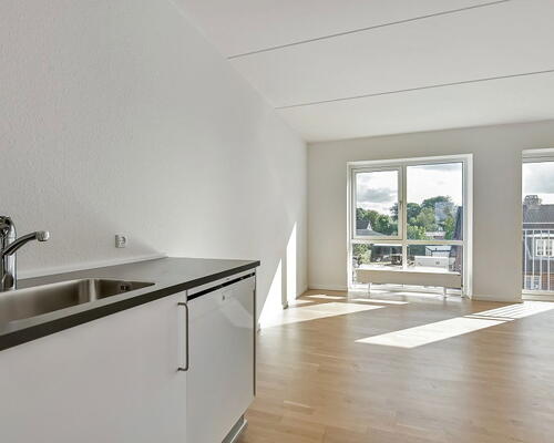 Lys 3-værelses på 84 m2 med svalegang, walk-in og elevator – parkering ved døren