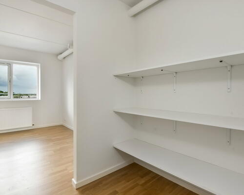 Lys 3-værelses på 84 m2 med svalegang, walk-in og elevator – parkering ved døren