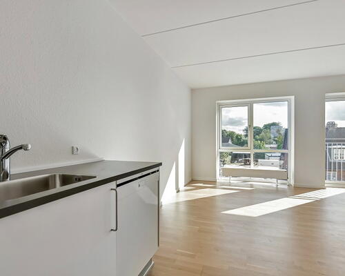 Lys 3-værelses på 84 m2 med svalegang, walk-in og elevator – parkering ved døren