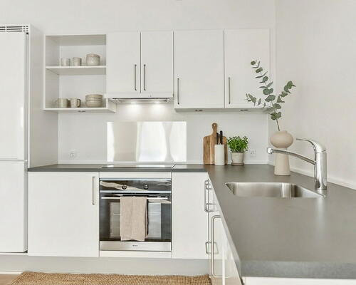 Lys 3-værelses på 84 m2 med svalegang, walk-in og elevator – parkering ved døren