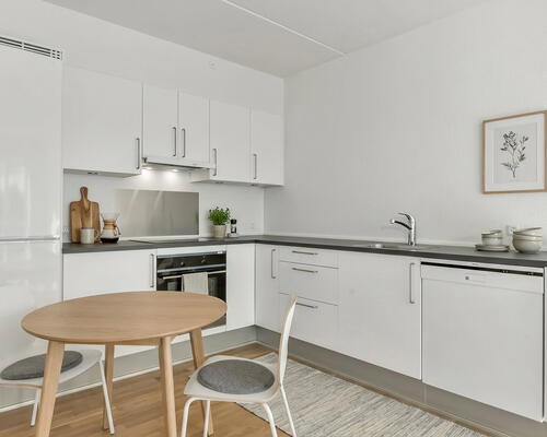 Lys 3-værelses på 84 m2 med svalegang, walk-in og elevator – parkering ved døren