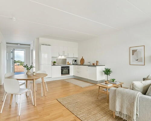 Lys 3-værelses på 84 m2 med svalegang, walk-in og elevator – parkering ved døren