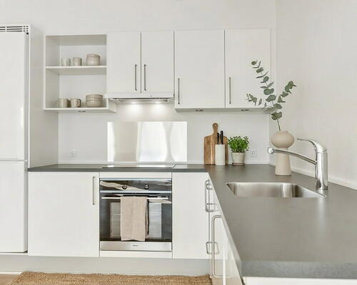 Lys 3-værelses på 84 m2 med svalegang, walk-in og elevator – parkering ved døren