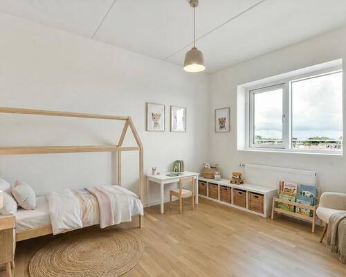 Lys 3-værelses på 84 m2 med svalegang, walk-in og elevator – parkering ved døren