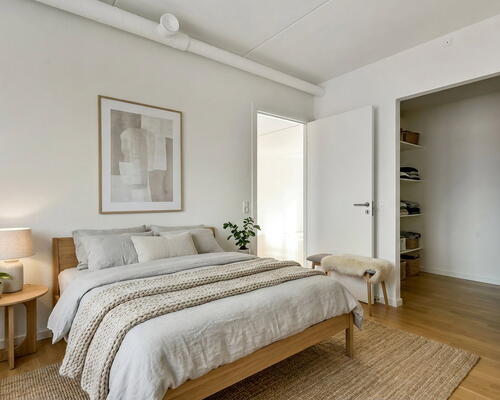 Lys 3-værelses på 84 m2 med svalegang, walk-in og elevator – parkering ved døren