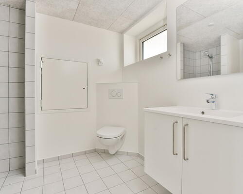 Lys 3-værelses på 84 m2 med svalegang, walk-in og elevator – parkering ved døren