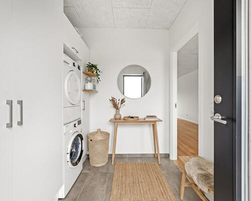 Lys 3-værelses med terrasse, parkering og egen vaskesøjle – seniorvenlig