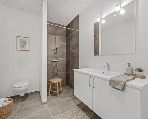 Lys 3-værelses med terrasse, parkering og egen vaskesøjle – seniorvenlig