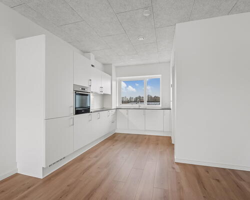 Lys 3-værelses med terrasse, parkering og egen vaskesøjle – seniorvenlig