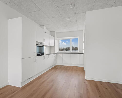 Lys 3-værelses med terrasse, parkering og egen vaskesøjle – seniorvenlig