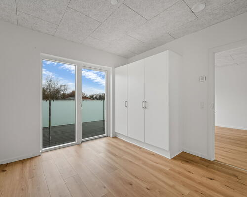 Lys 3-værelses med terrasse, parkering og egen vaskesøjle – seniorvenlig