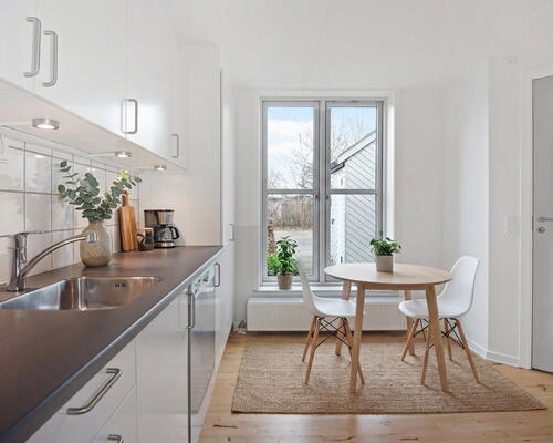 Lyst 3-værelses rækkehus i to plan med privat terrasse, parkering og ladestander på området – husdyr tilladt